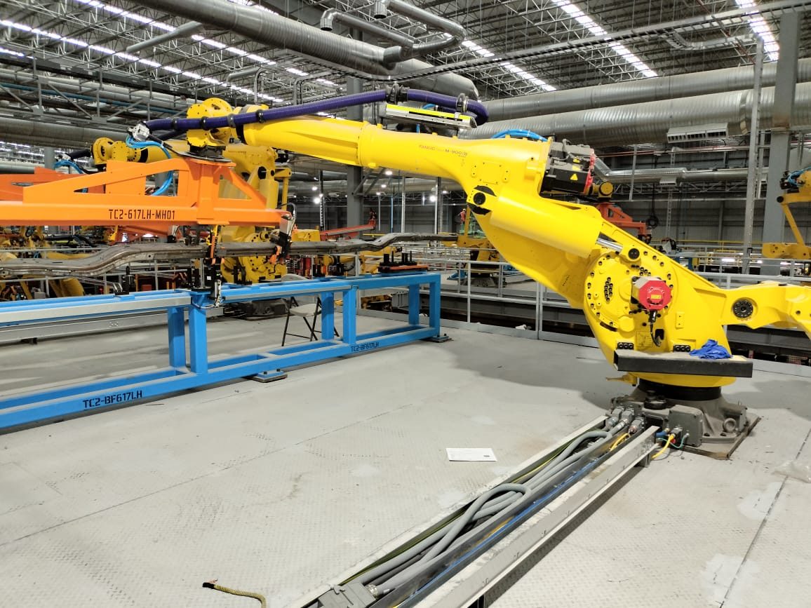 Celda robotizada FANUC M-900 integrada en planta automotriz