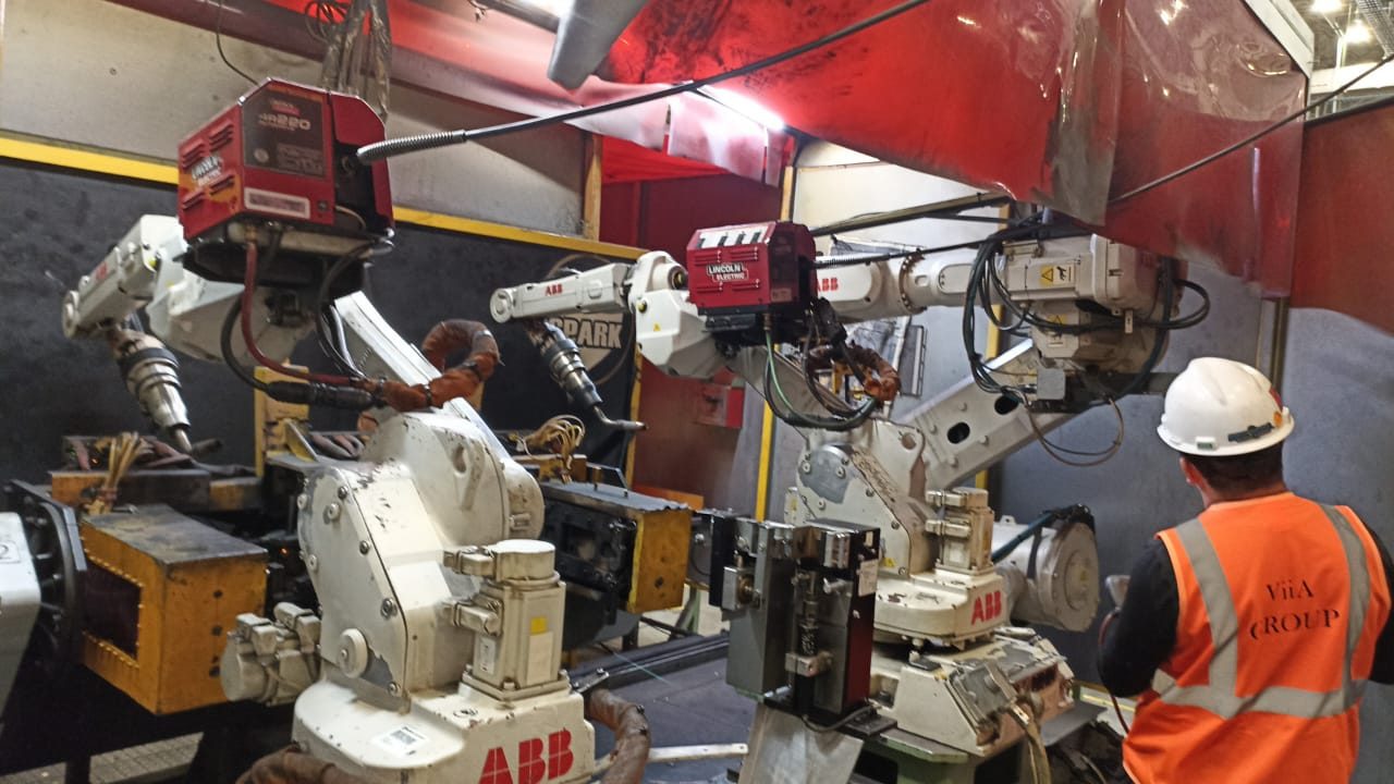 Celda de soldadura robótica ABB en servicio